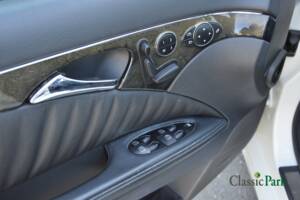 Image 18/50 of Mercedes-Benz E 500 T (2004)