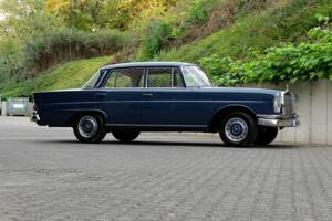 Image 14/76 de Mercedes-Benz 220 S b (1963)