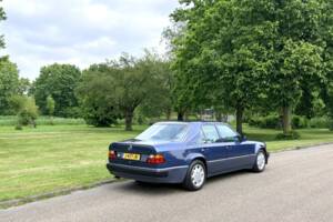 Image 5/25 of Mercedes-Benz 500 E (1993)