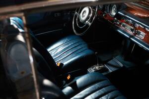 Image 14/91 of Mercedes-Benz 280 SE (1970)