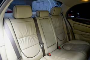 Image 36/50 of Jaguar XJ 8 4.2 (2006)