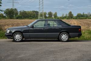 Image 8/63 of Mercedes-Benz 220 E (1993)