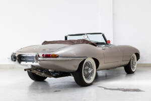 Image 5/35 de Jaguar E-Type (1968)