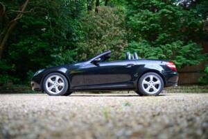 Image 38/50 of Mercedes-Benz SLK 350 (2004)