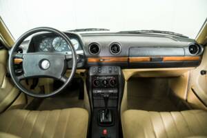 Afbeelding 7/50 van Mercedes-Benz 200 T (1982)