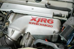 Image 32/50 of Jaguar XJR 4.0 (1995)