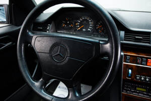 Image 21/33 of Mercedes-Benz 300 CE-24 (1992)