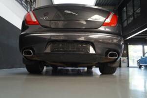 Image 23/32 of Jaguar XJ 5.0 (2011)