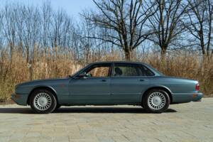 Image 5/50 de Jaguar XJ 8 Executive (1997)