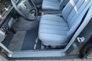 Image 44/92 de Mercedes-Benz 200 D (1989)