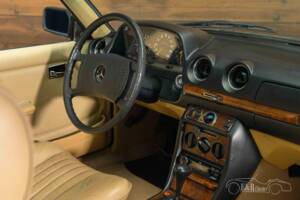 Immagine 10/19 di Mercedes-Benz 280 CE (1977)
