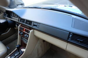 Image 43/63 of Mercedes-Benz 300 CE (1991)