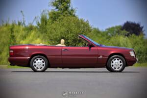 Bild 23/79 von Mercedes-Benz E 220 (1996)