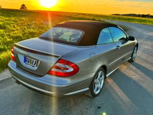 Immagine 2/17 di Mercedes-Benz CLK 500 (2005)