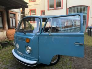Image 4/8 of Volkswagen T2b Kombi (1976)