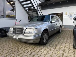Image 2/11 of Mercedes-Benz E 300 Turbodiesel T (1996)