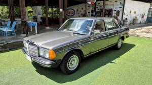 Image 20/71 of Mercedes-Benz 240 D (1980)
