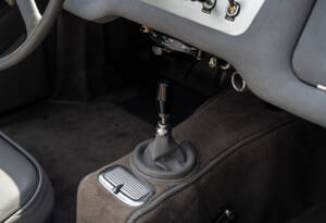 Image 18/28 of Daimler SP 250 (1961)