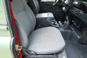 Bild 43/50 von Land Rover 90 (1990)