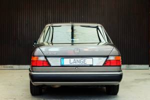 Bild 2/73 von Mercedes-Benz 230 E (1991)