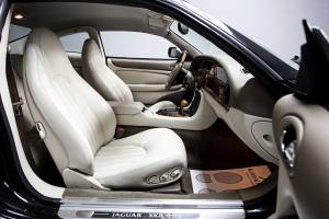 Image 11/37 of Jaguar XKR (1998)