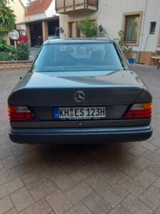 Image 6/10 of Mercedes-Benz 200 E (1988)