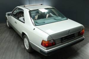 Afbeelding 44/50 van Mercedes-Benz 230 CE (1988)