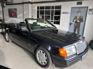 Image 7/28 of Mercedes-Benz 300 CE-24 (1993)