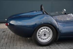 Image 23/50 of Lister Knobbly (1958)