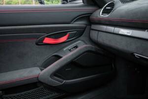 Image 47/50 of Porsche 718 Spyder RS Weissach (2024)