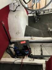 Batterie ohne Abdeckung, Schaltgestänge.