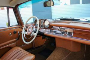 Image 26/32 of Mercedes-Benz 250 SE (1967)