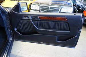 Immagine 16/30 di Mercedes-Benz 320 CE (1993)