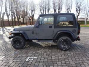 Image 37/42 de Jeep Wrangler Sport Hardtop 2.5 (1997)