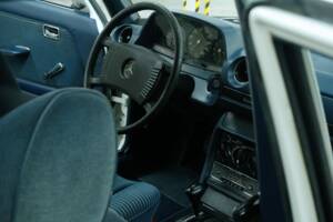 Bild 34/50 von Mercedes-Benz 230 (1977)