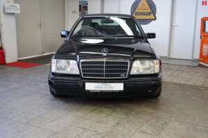 Image 6/36 of Mercedes-Benz E 320 (1995)