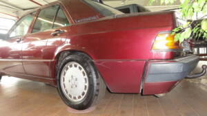 Image 42/137 of Mercedes-Benz 190 E 1.8 Avantgarde &quot;Rosso&quot; (1992)