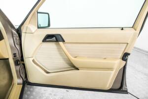 Image 33/50 of Mercedes-Benz 300 TD (1986)