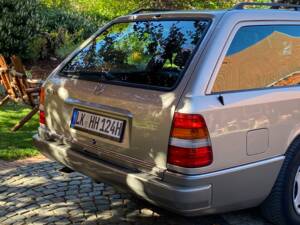 Bild 6/33 von Mercedes-Benz E 200 T (1994)