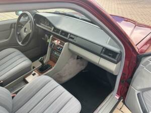 Image 5/10 de Mercedes-Benz 200 D (1989)