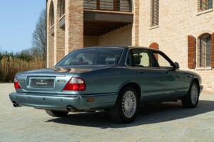Bild 6/50 von Jaguar XJ 8 Executive (1997)