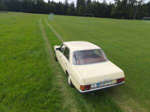 Immagine 6/32 di Mercedes-Benz 200 (1974)
