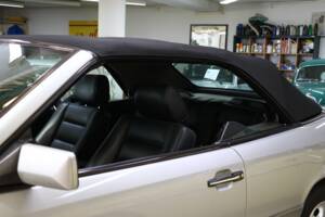 Immagine 13/43 di Mercedes-Benz E 200 (1994)