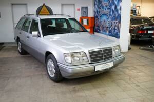 Image 1/36 de Mercedes-Benz E 220 T (1993)