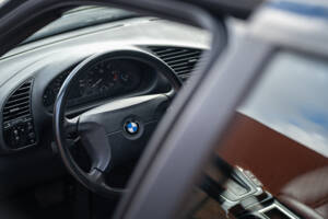 Immagine 24/44 di BMW 328i Touring (1997)