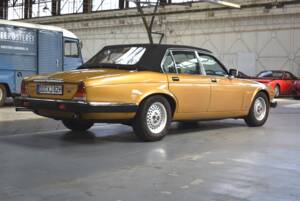 Image 7/47 of Daimler Sovereign 4.2 (1982)
