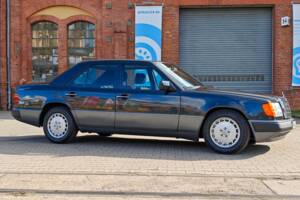 Bild 15/26 von Mercedes-Benz 300 E (1991)