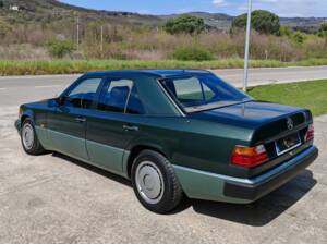 Bild 4/37 von Mercedes-Benz 200 E (1989)