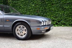 Image 14/40 of Jaguar XJ 6 4.0 Sovereign (1995)