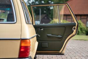 Image 41/53 de Mercedes-Benz 200 T (1982)